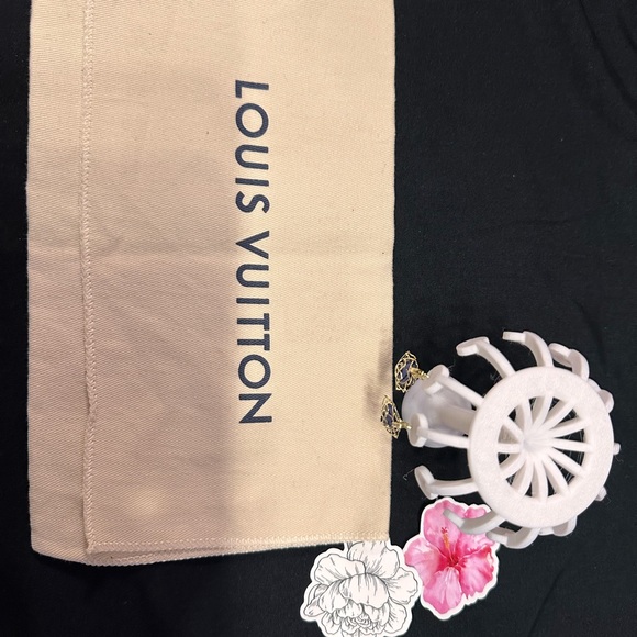 Louis Vuitton Tan dust bag with beautiful dangle earrings - Picture 1 of 6